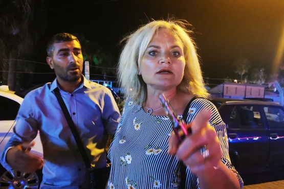 Kavgayı bırakıp gazeteciye saldırdılar!.. İşte o anlar